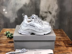 Balenciaga-Triple-S-Sneaker-Grey-logo-9.jpg