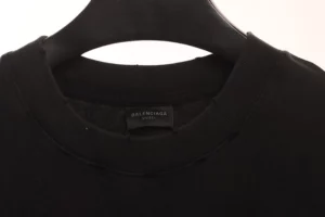 Balenciaga-Used-Look-mit-NOLOGO-Schriftzug-Reps5.webp