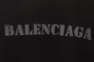 Balenciaga-Verschwommener-Logodruck-T-Shirt-Reps1-1.webp