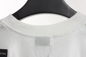 Balenciaga-dekonstruierte-Logo-T-Shirt-Reps10.webp