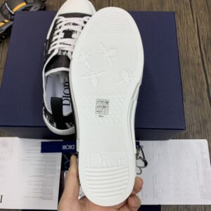 DIOR-B23-Low-Oblique-Black-White-2.jpg