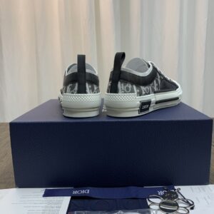 DIOR-B23-Low-Oblique-Black-White-3.jpg