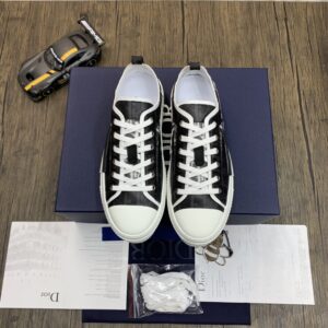 DIOR-B23-Low-Oblique-Black-White-5.jpg