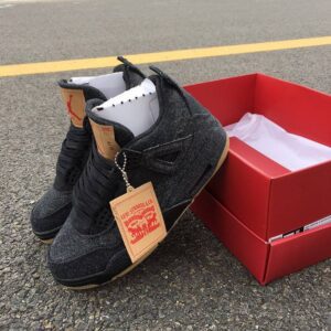 JORDAN4BLACKLEVI_2.jpg
