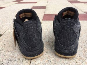 JORDAN4BLACKLEVI_3.jpg
