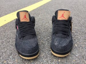 JORDAN4BLACKLEVI_6.jpg