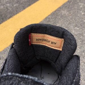 JORDAN4BLACKLEVI_7.jpg