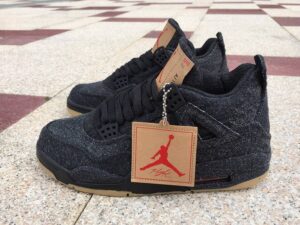 JORDAN4BLACKLEVI_8.jpg