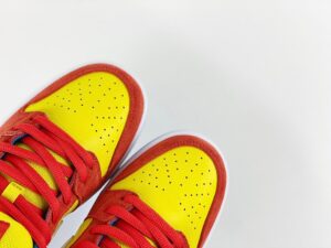 SB-DUNK-LOW-Bart-Simpson-5.jpg