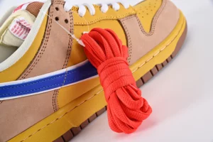 SB-Dunk-Low-Premium-Newcastle-Brown-Ale-Top-REPS81.webp