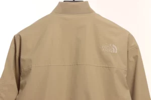 The-North-Face-Funktionelle-Outdoor-Jacke-mit-einfarbigem-Reissverschluss-Reps7.webp