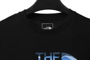 The-North-Face-Wave-Print-T-Shirt-4.webp