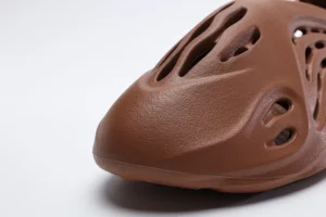 Yeezy-Foam-RNR-Clay-Red-Hochwertige-Replik2.webp
