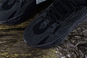 YeezyBoost700V2Vanta_7.jpg