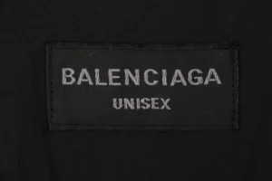 Balenciaga-Manchester-United-Crest-Embroidered-Stand-Collar-Jacket7.jpeg-1.webp
