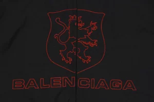 Balenciaga-Manchester-United-Crest-Embroidered-Stand-Collar-Jacket9.jpeg-1.webp