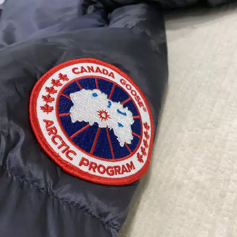 Canada-Goose-Crofton-Puffer-Jacket-CG010-3.webp