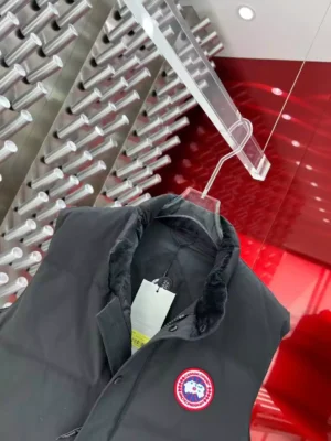 Canada-Goose-Freestyle-Crew-Vest-CG047-6.webp