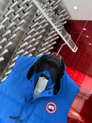 Canada-Goose-Freestyle-Crew-Vest-CG048-4.webp