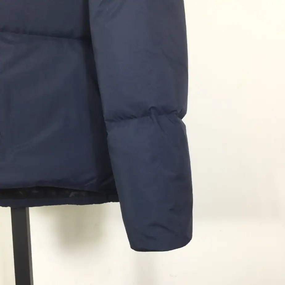 Canada-Goose-Jacket-CG076-3.webp