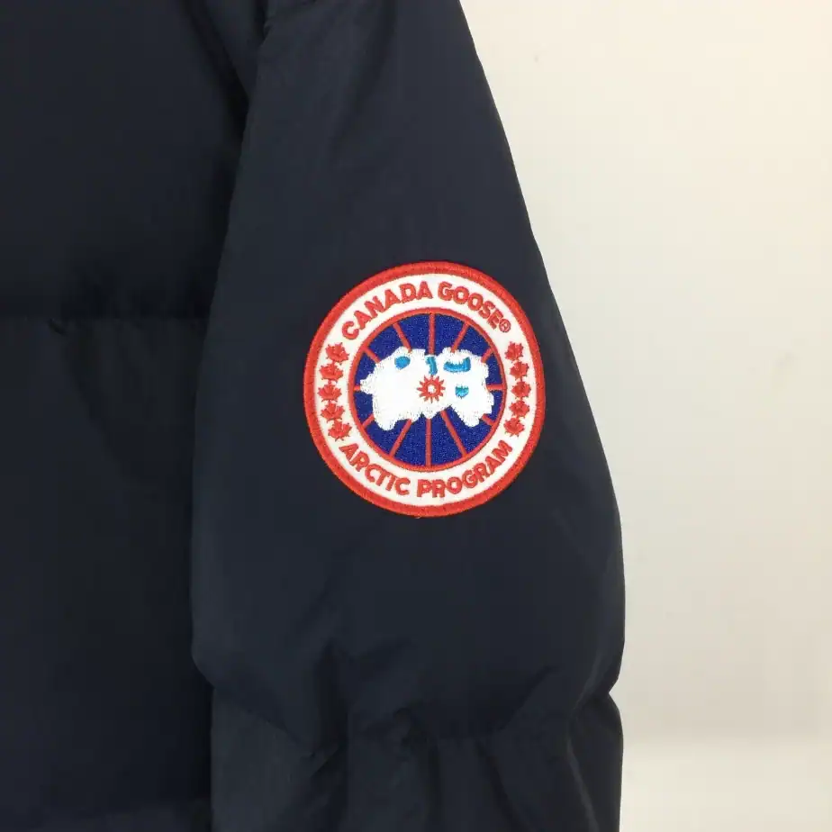 Canada-Goose-Jacket-CG076-5.webp