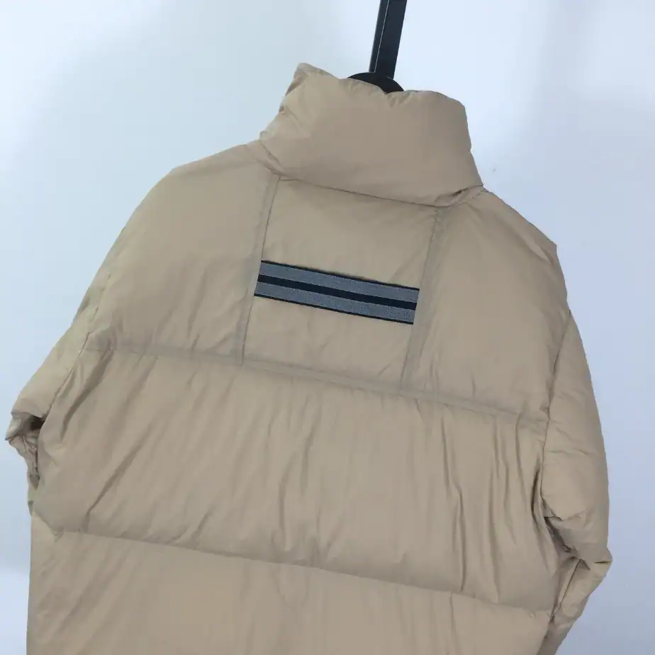 Canada-Goose-Jacket-CG077-4.webp