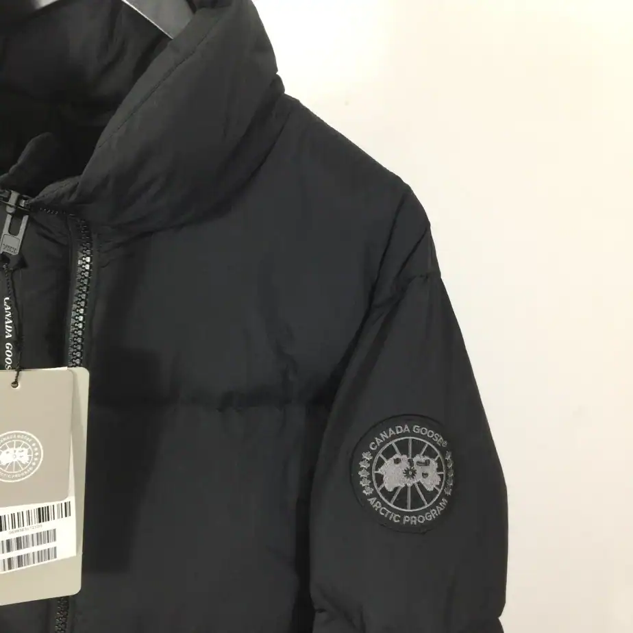 Canada-Goose-Jacket-CG078-2.webp