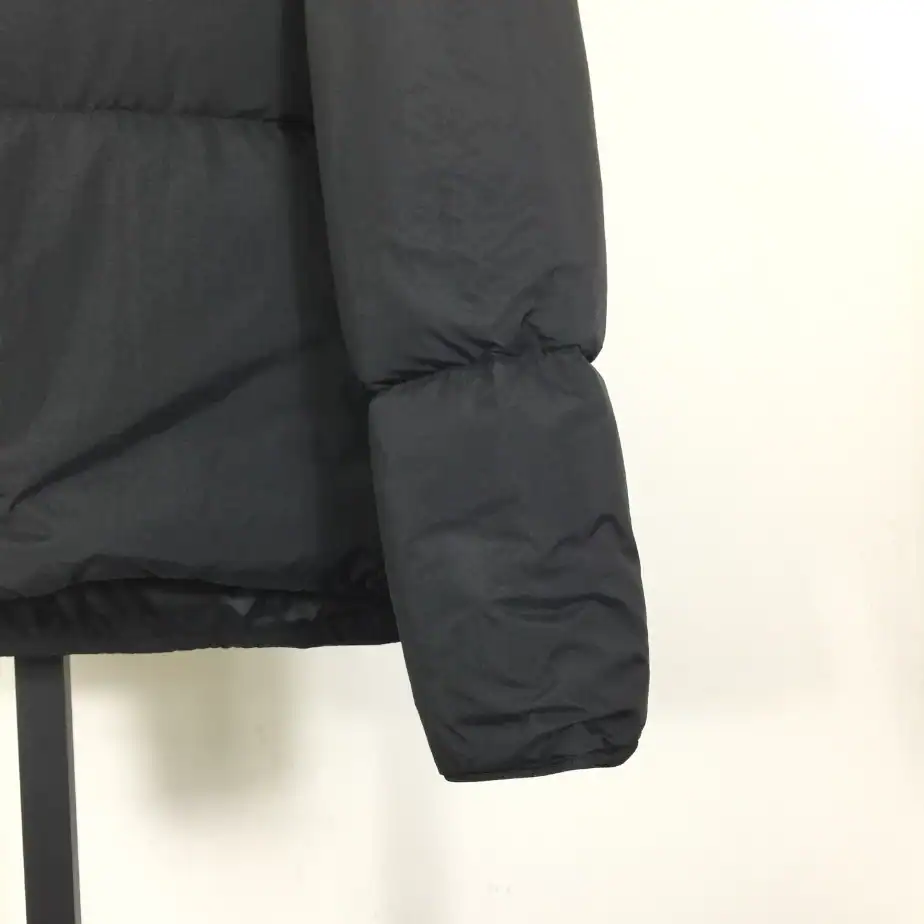 Canada-Goose-Jacket-CG078-5.webp