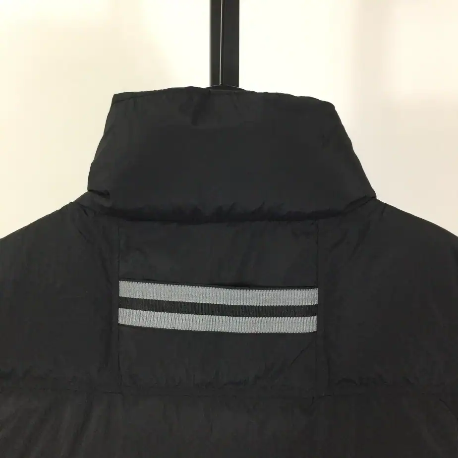 Canada-Goose-Jacket-CG079-5.webp
