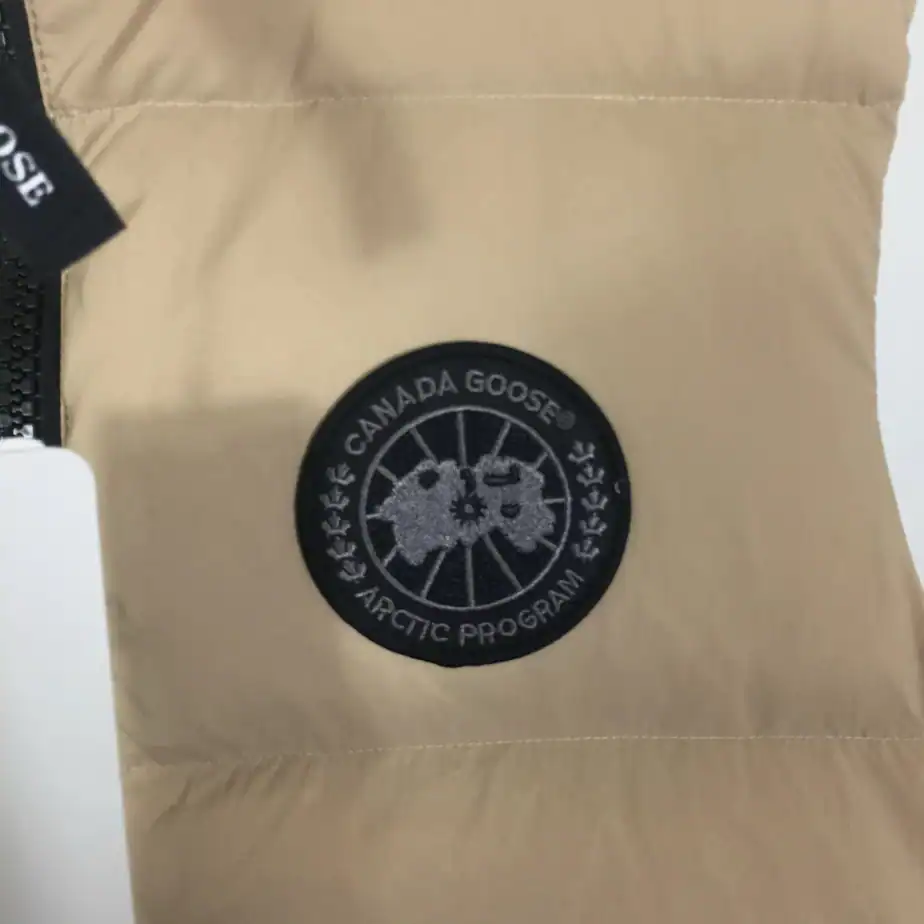 Canada-Goose-Jacket-CG080-4.webp