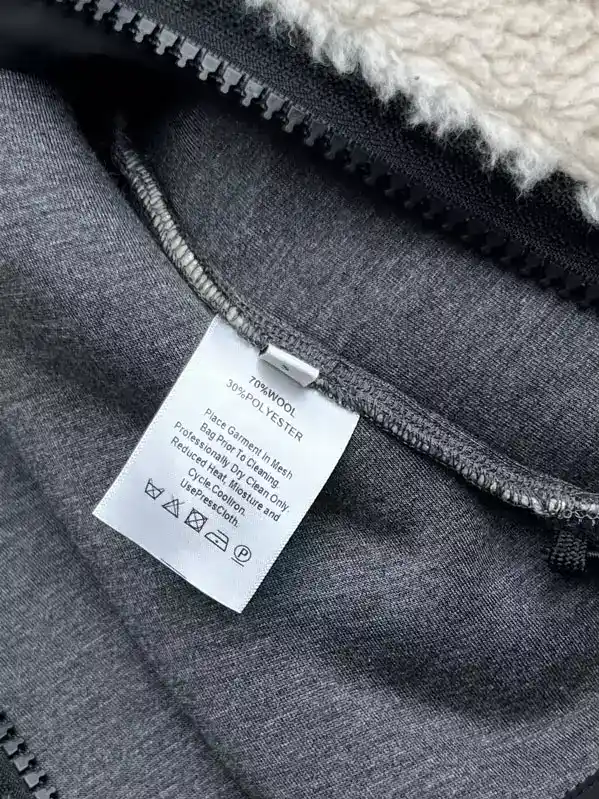 Canada-Goose-Simcoe-Zip-Up-Fleece-Sweater-CG017-2.webp