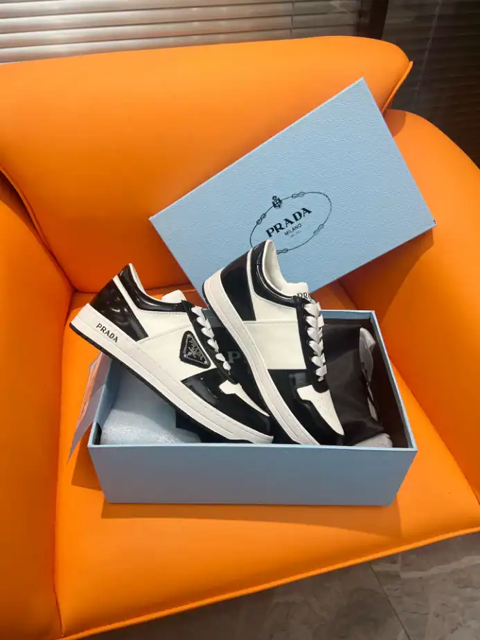 DOWNTOWN-LEATHER-SNEAKERS-IN-WHITE-AND-LACQUER-BLACK-PRD008-2.webp